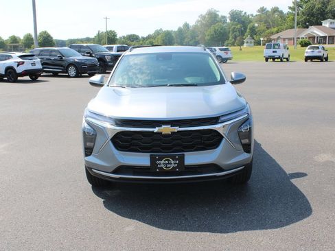 New 2026 Chevrolet Trax LT w/ Driver Confidence Package FWD image 3