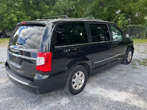 Used 2012 Chrysler Town & Country Touring w/ Entertainment Group #1 FWD image 5
