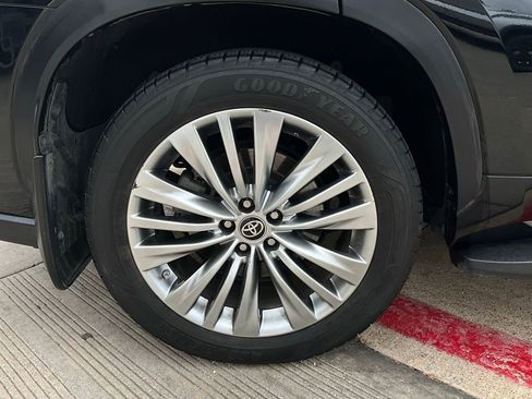 Used 2023 Toyota Highlander Platinum image 9