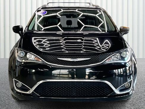 Used 2017 Chrysler Pacifica Touring-L image 2