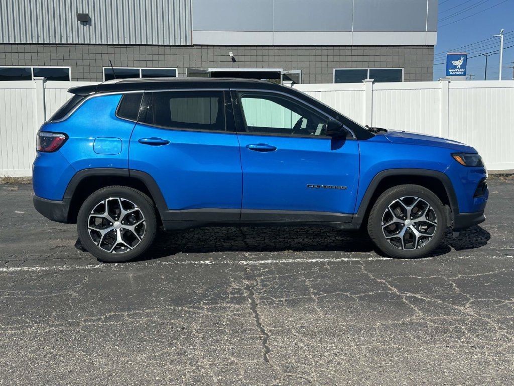 Used 2024 Jeep Compass Limited AWD/4WD image 2