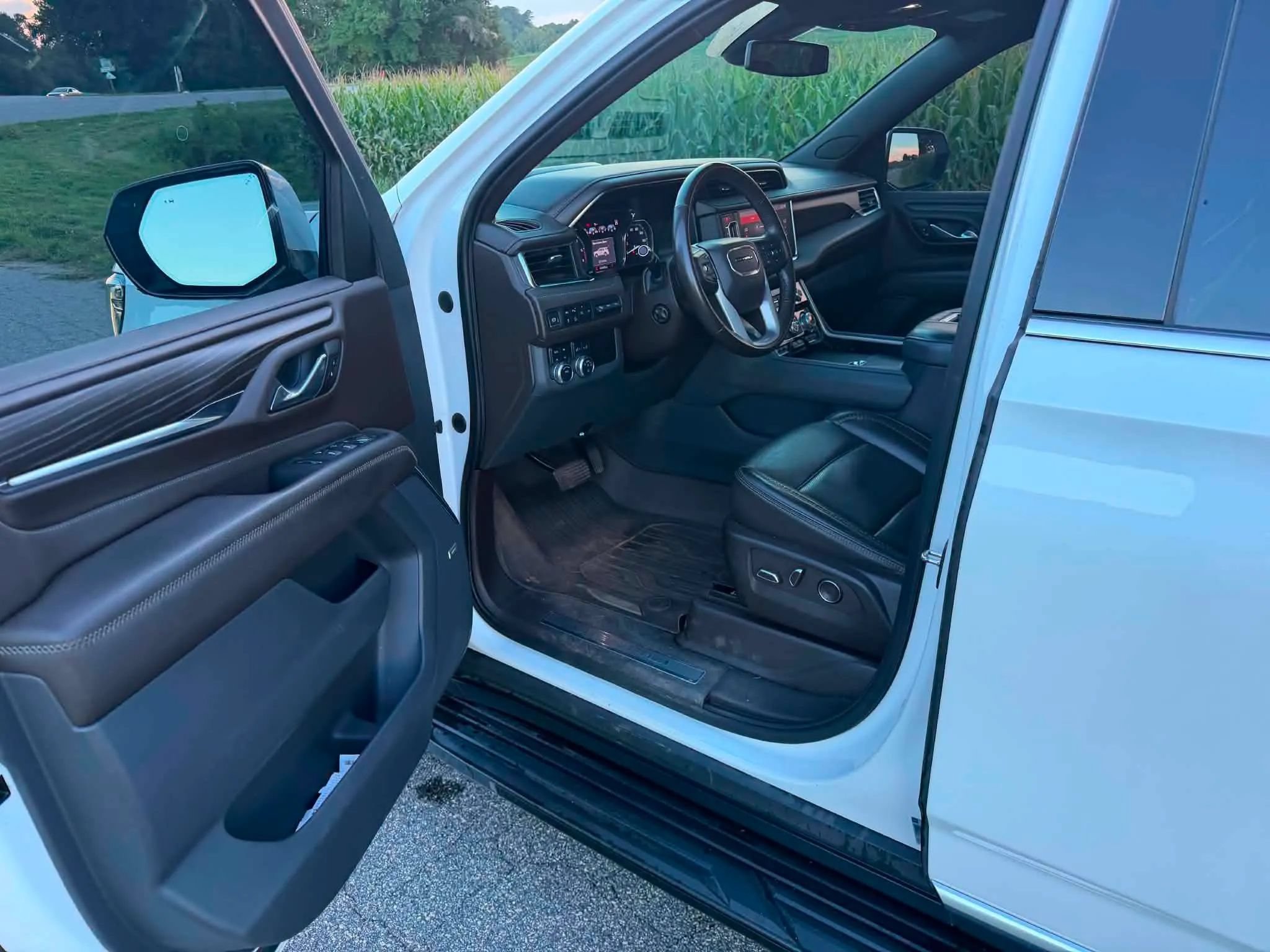 Used 2021 GMC Yukon XL Denali AWD/4WD image 6