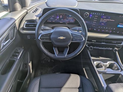 Used 2025 Chevrolet Traverse LT image 14