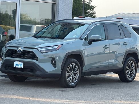 Used 2022 Toyota RAV4 XLE Premium image 9