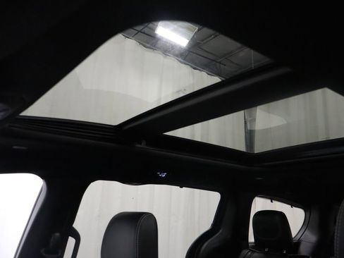 Used 2025 Chrysler Pacifica Limited image 23