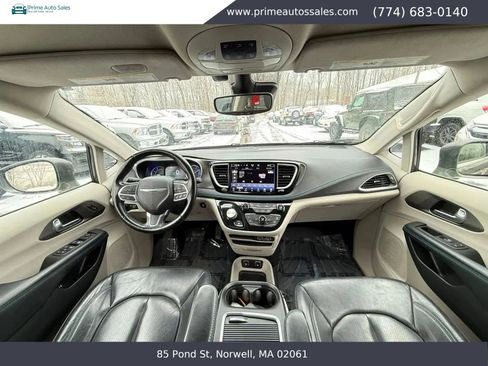 Used 2021 Chrysler Pacifica Touring-L FWD image 17