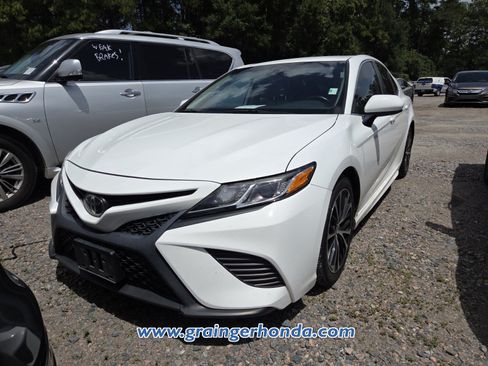 Used 2020 Toyota Camry SE FWD image 2