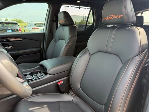 Used 2025 Honda Pilot TrailSport image 11