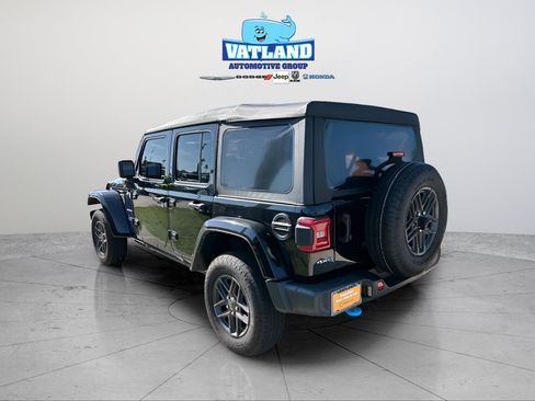 Used 2023 Jeep Wrangler Unlimited Sahara w/ Cold Weather Group AWD/4WD image 3