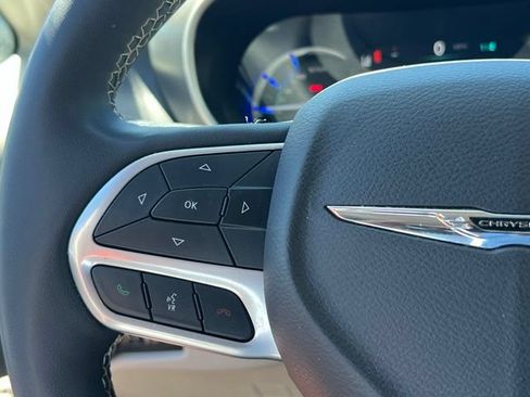 Used 2023 Chrysler Pacifica Touring-L FWD image 15