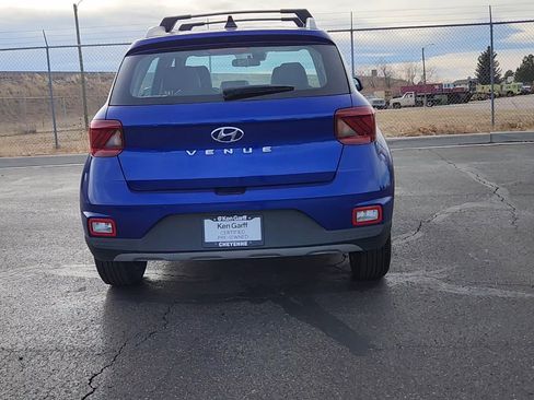 Used 2022 Hyundai Venue Limited image 3