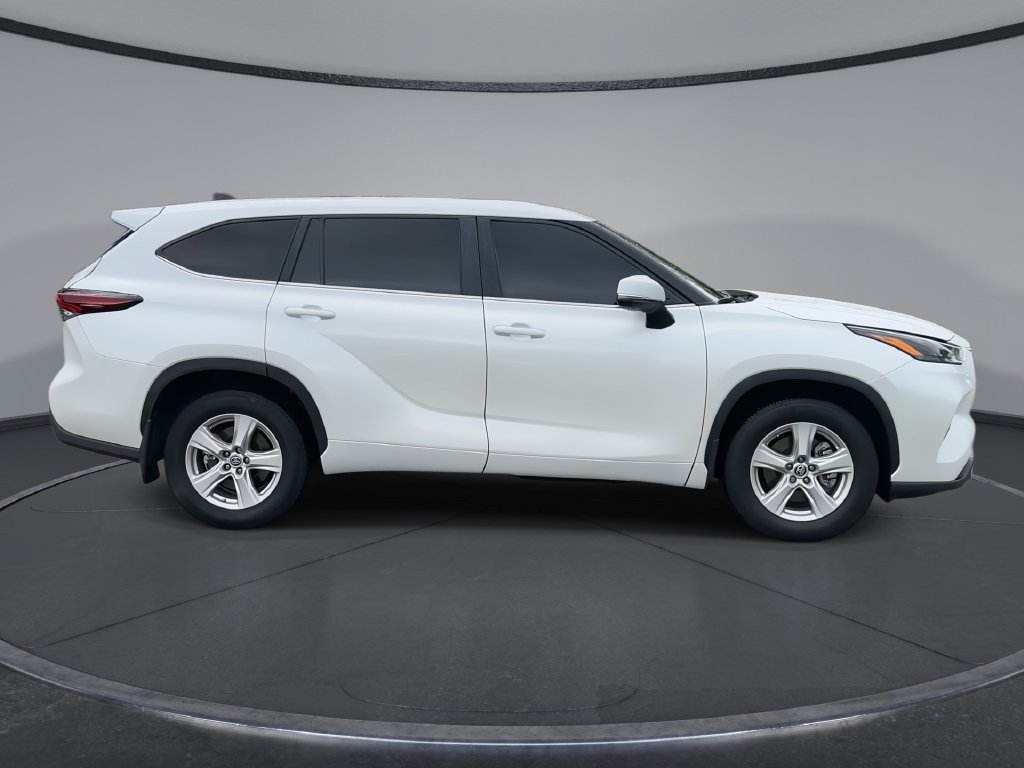 Used 2024 Toyota Highlander LE FWD image 9