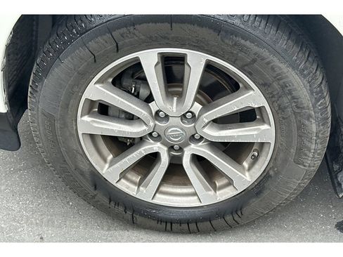Used 2015 Nissan Pathfinder SL w/ SL Tech Package FWD image 4