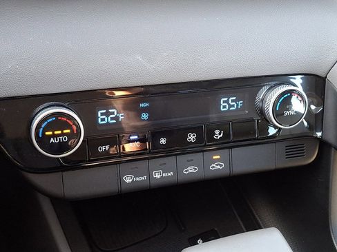 Certified 2025 Hyundai Elantra Sport image 15