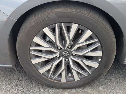 Used 2025 Nissan Altima 2.5 SV FWD image 13