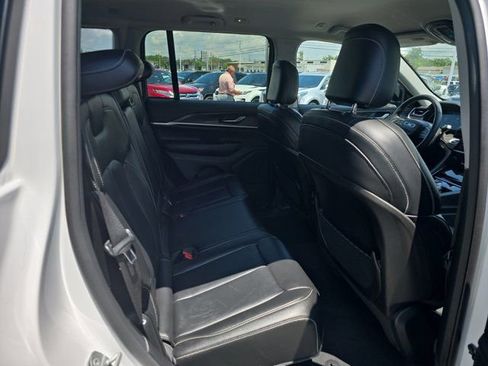 Used 2023 Jeep Grand Cherokee Limited AWD/4WD image 16