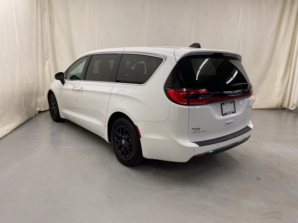 Used 2023 Chrysler Pacifica Touring-L FWD image 6