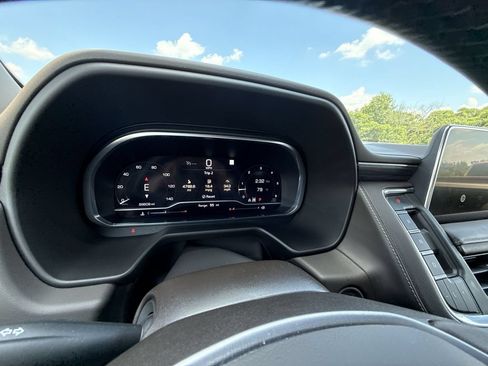 Certified 2022 GMC Yukon SLT w/ SLT Luxury Package AWD/4WD image 18