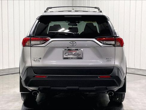 Used 2020 Toyota RAV4 XLE Premium AWD/4WD image 4