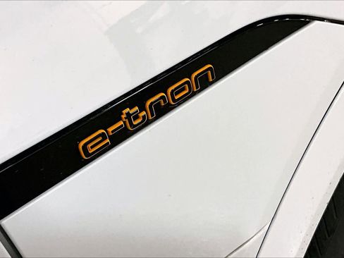 Certified 2022 Audi e-tron Premium image 32