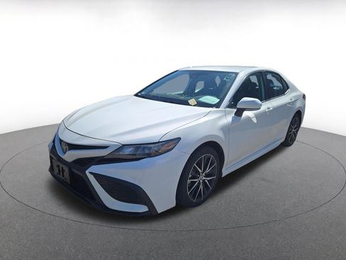 Used 2024 Toyota Camry SE FWD image 2