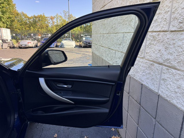 Used 2018 BMW 320i xDrive Sedan w/ Convenience Package AWD/4WD image 34