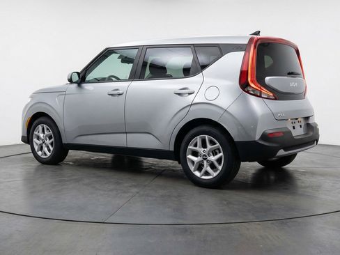 Used 2025 Kia Soul LX w/ LX Technology Package FWD image 6