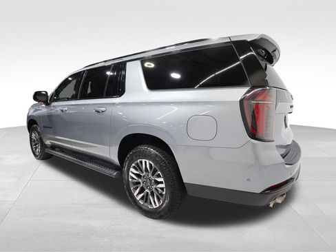 Used 2025 Chevrolet Suburban Z71 AWD/4WD image 2