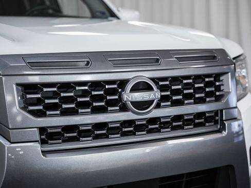 Used 2025 Nissan Frontier SV RWD image 9