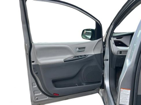 Used 2018 Toyota Sienna LE image 11