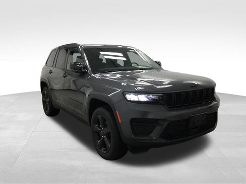 Used 2022 Jeep Grand Cherokee Altitude AWD/4WD image 3
