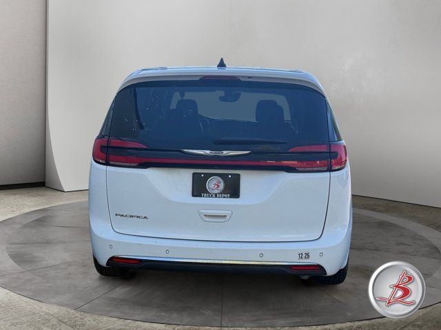Used 2023 Chrysler Pacifica Touring-L FWD image 6