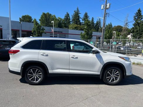 Used 2019 Toyota Highlander XLE AWD/4WD image 3