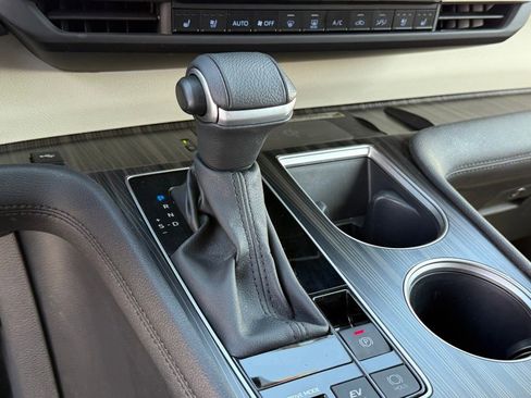 Certified 2024 Toyota Sienna Platinum image 28