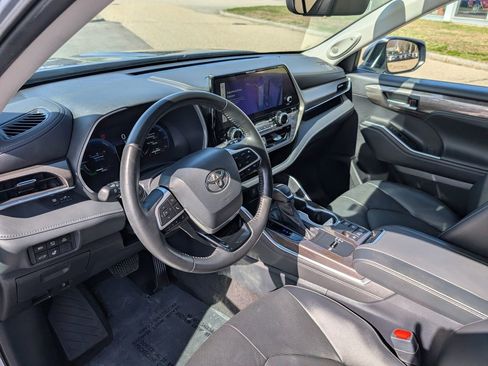 Used 2023 Toyota Highlander Limited AWD/4WD image 19