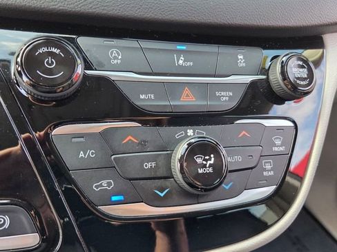 Used 2022 Chrysler Pacifica Touring-L image 24