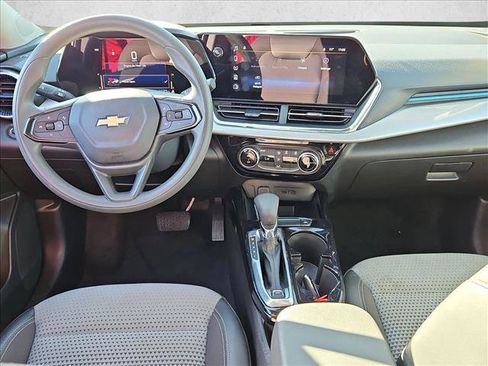 Used 2025 Chevrolet Trax LT FWD image 17