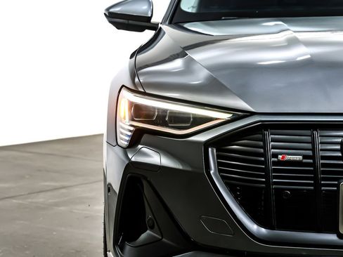 Used 2022 Audi e-tron Premium w/ Convenience Plus Package image 15