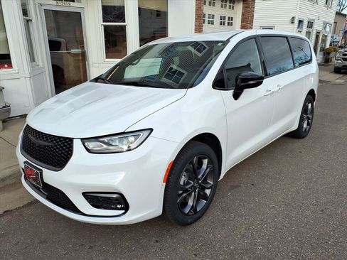 New 2026 Chrysler Pacifica Select AWD/4WD image 2