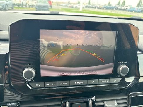 Used 2022 Nissan Pathfinder SV AWD/4WD image 19