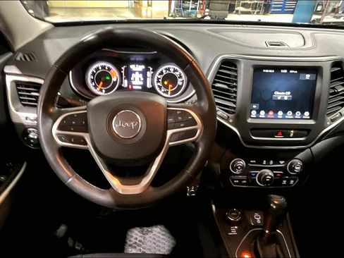 Used 2022 Jeep Cherokee Latitude AWD/4WD image 5