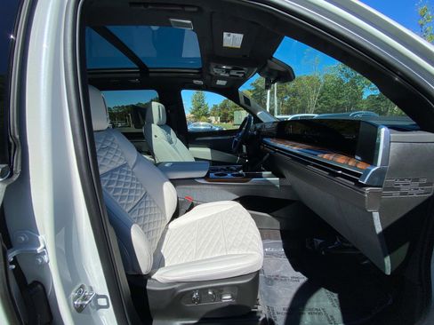 Used 2025 Cadillac Escalade ESV Premium Luxury Platinum image 9