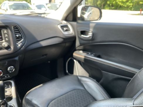 Used 2018 Jeep Compass Latitude w/ Cold Weather Group AWD/4WD image 14