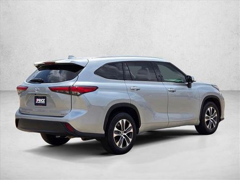Used 2021 Toyota Highlander XLE FWD image 5