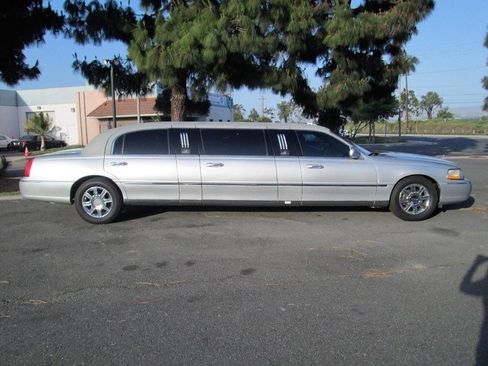 Used 2009 Lincoln Town Car Executive image 1