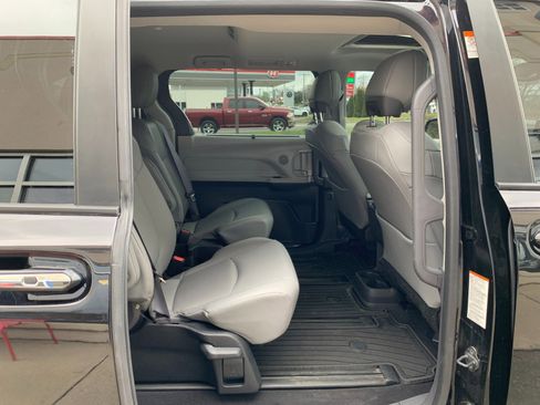 Used 2022 Toyota Sienna XLE image 34