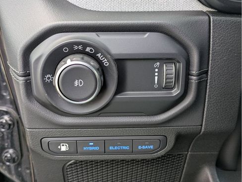 Used 2025 Jeep Wrangler Unlimited Sahara w/ Safety Group AWD/4WD image 12