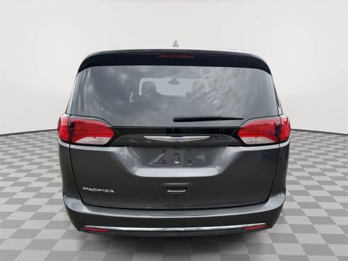 Used 2017 Chrysler Pacifica Touring-L w/ Tire & Wheel Group FWD image 6