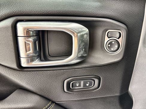 Used 2022 Jeep Wrangler Unlimited Sahara AWD/4WD image 15