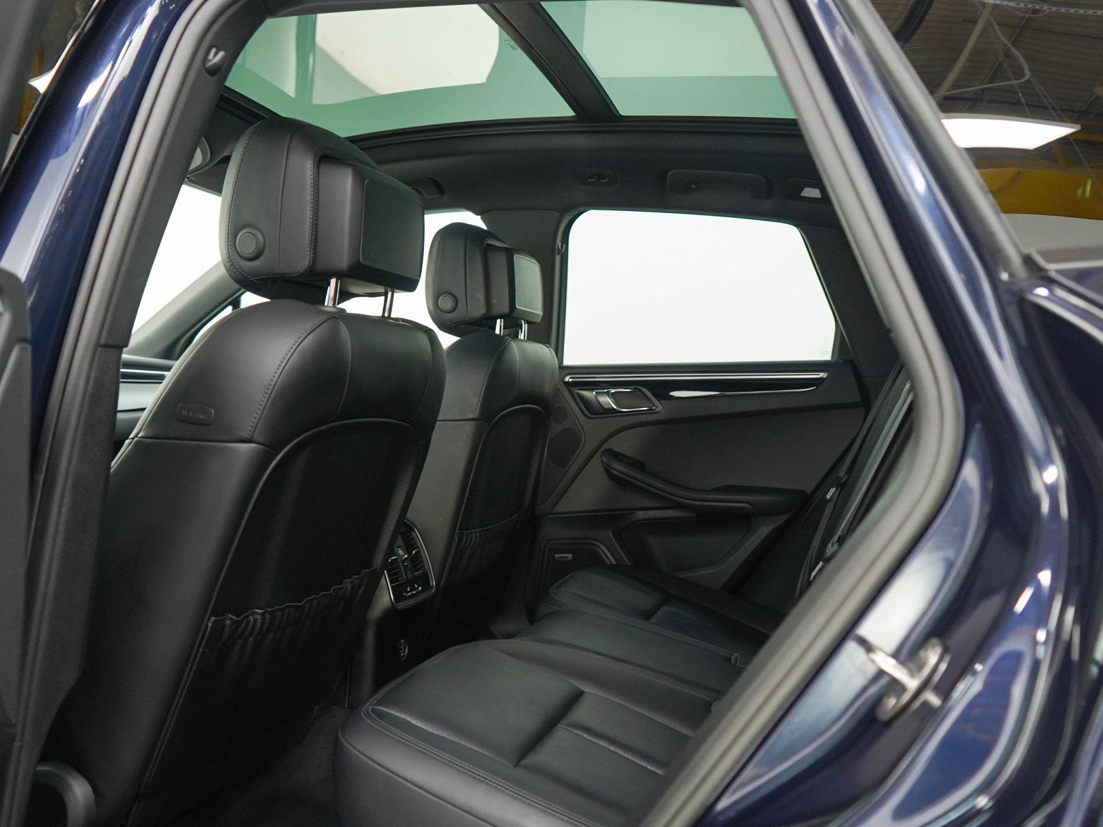 Used 2018 Porsche Macan AWD/4WD image 18